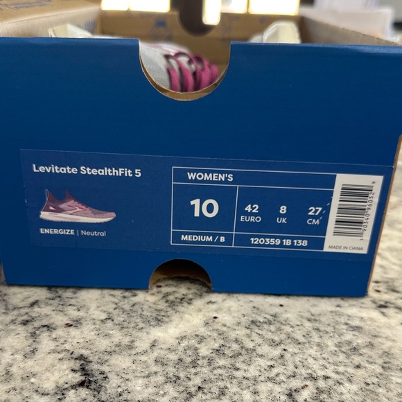 Brooks Levitate Women's Sneakers - Gray and Pink - Picture 2 of 9